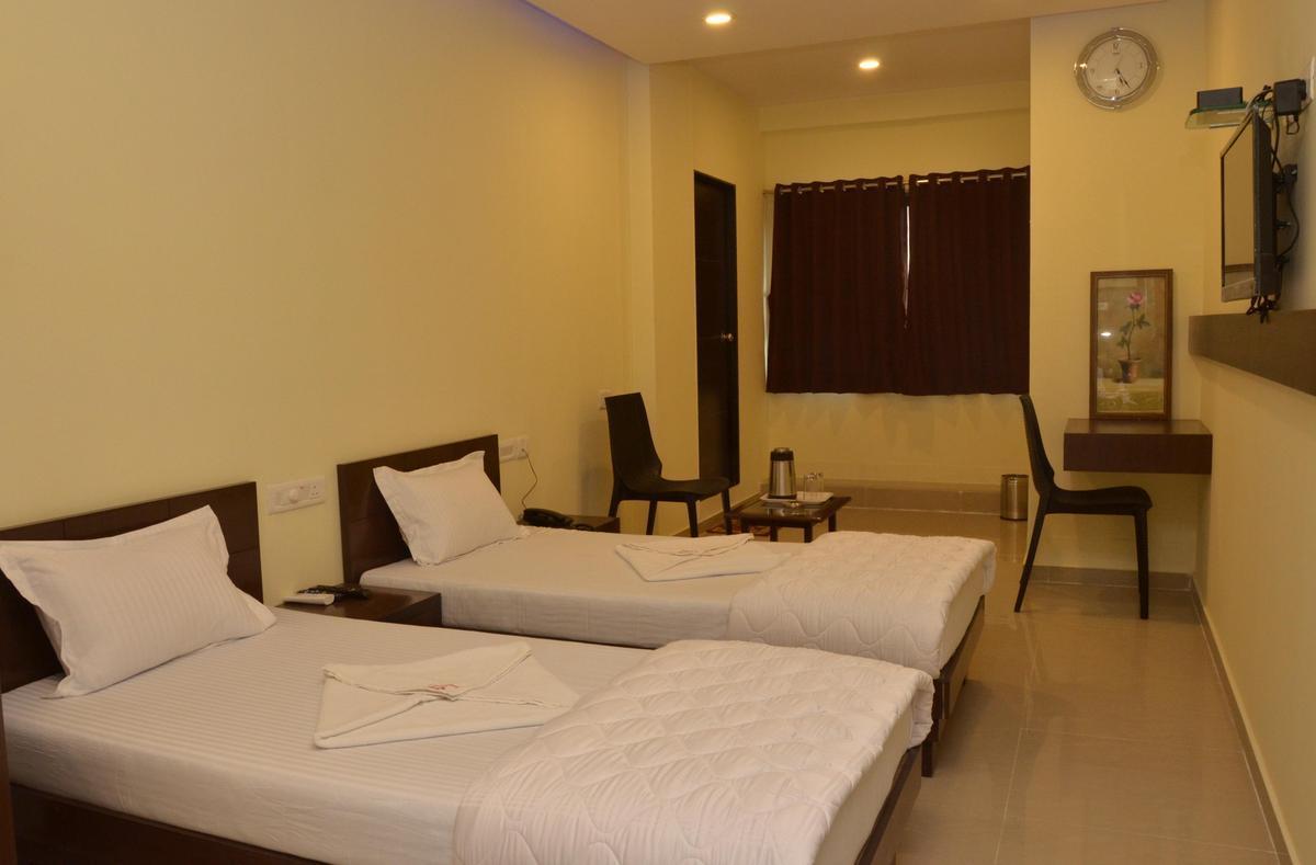 Hotel Ambience Sarkhej 外观 照片