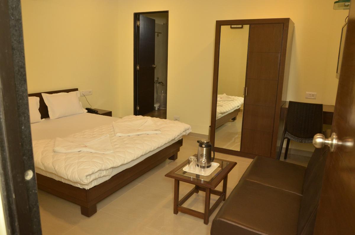 Hotel Ambience Sarkhej 外观 照片